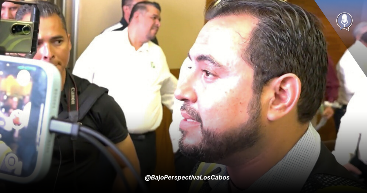 Alcalde Christian Agúndez hablando ante medios