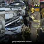 Bomberos atendiendo accidente vial