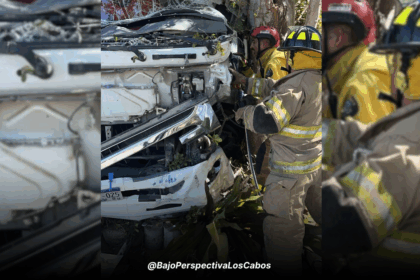 Bomberos atendiendo accidente vial