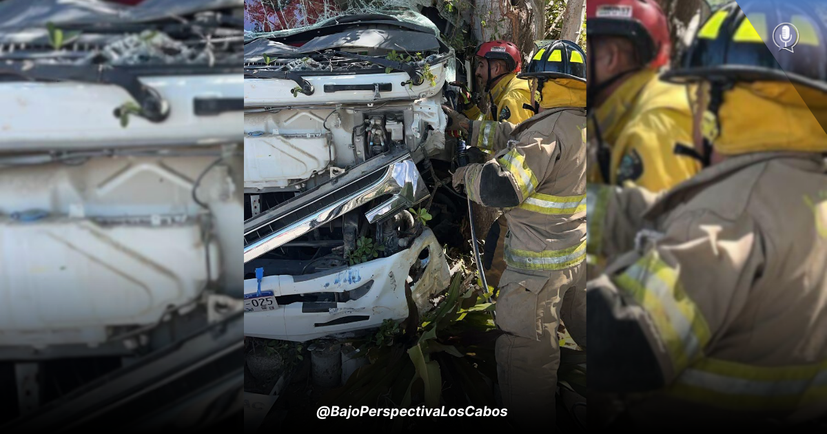 Bomberos atendiendo accidente vial