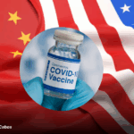 Bandera de China y Estados Unidos junto a vacuna contra el Covid-19