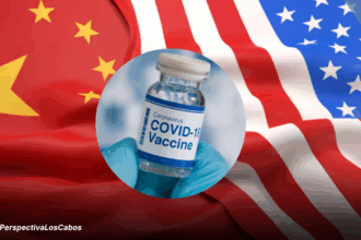 Bandera de China y Estados Unidos junto a vacuna contra el Covid-19