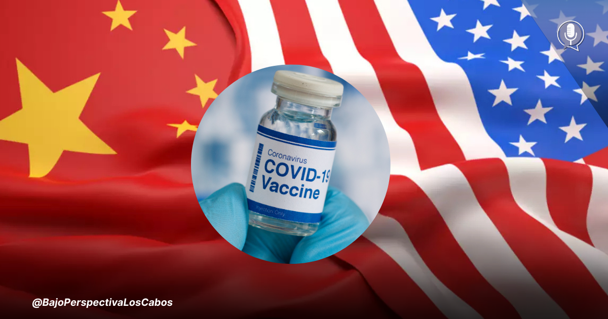 Bandera de China y Estados Unidos junto a vacuna contra el Covid-19