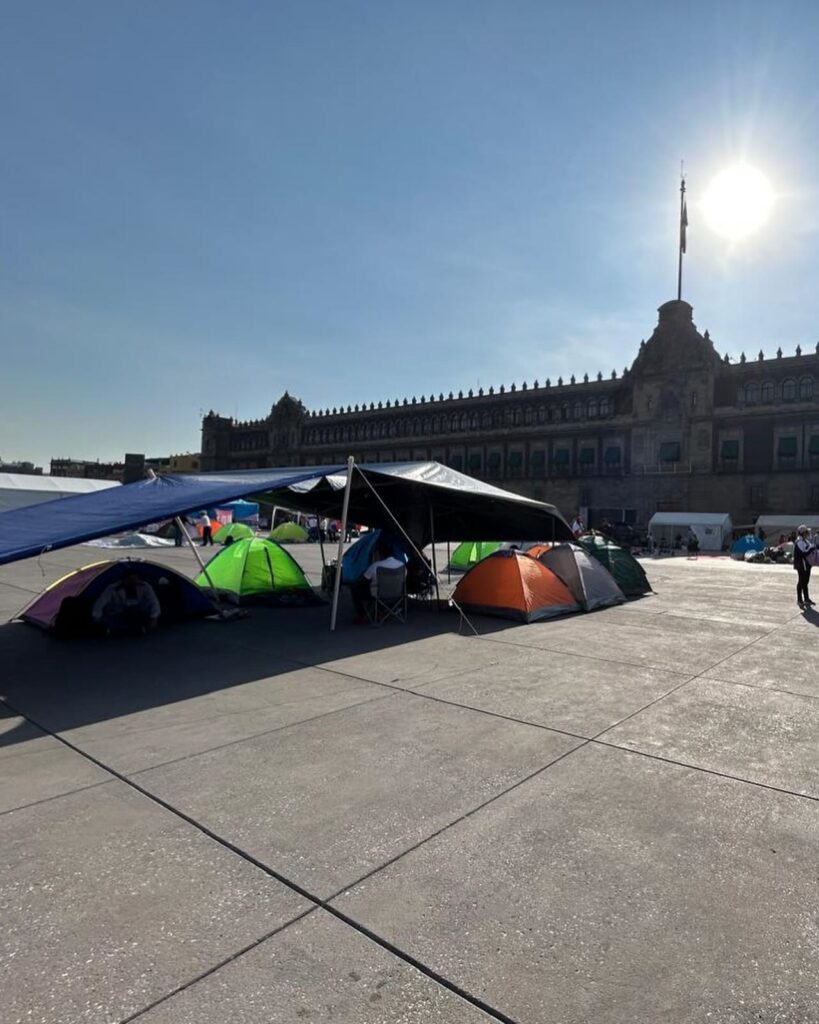 Casas de campañas instaladas en el zócalo
