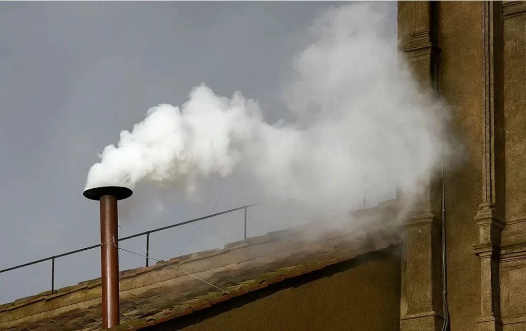Humo blanco saliendo de la Capilla Sixtina