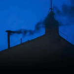 Humo negro saliendo de la chimena del Vaticano