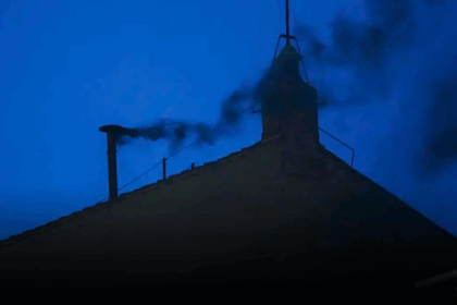 Humo negro saliendo de la chimena del Vaticano