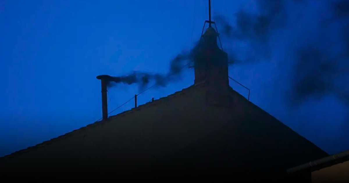 Humo negro saliendo de la chimena del Vaticano
