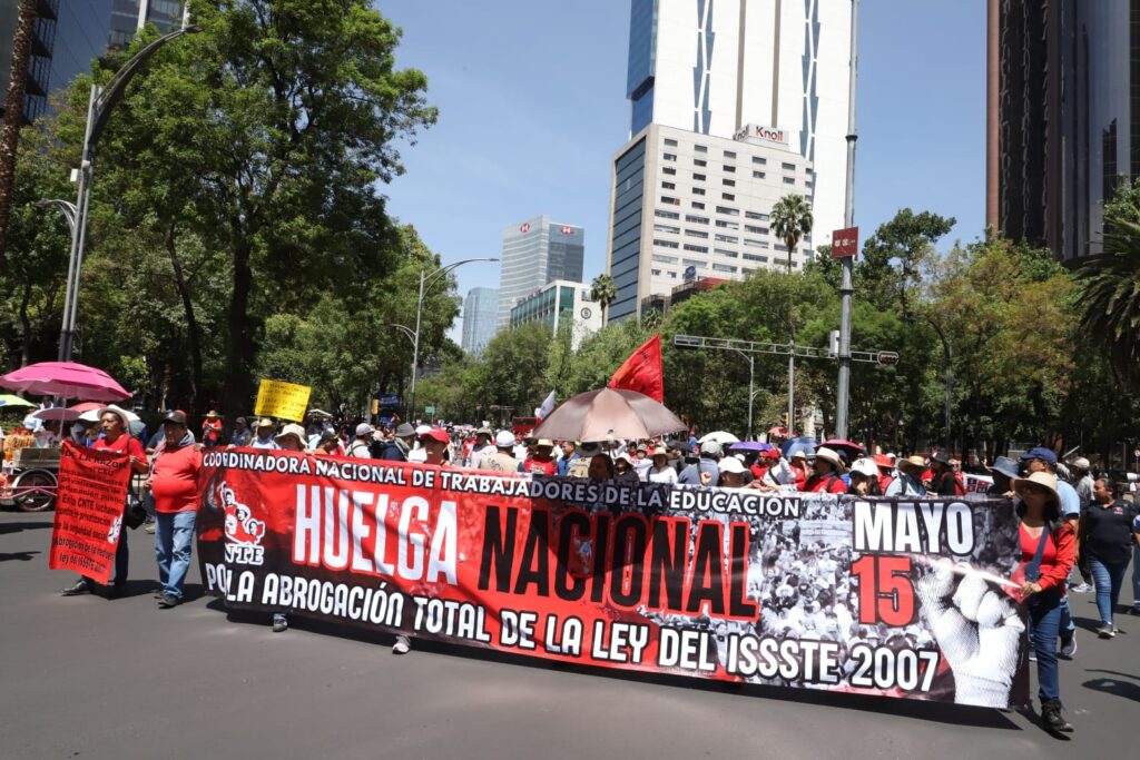 Maestros marchando con lona de Huelga Nacional