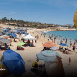 Playa llena de vacacionistas