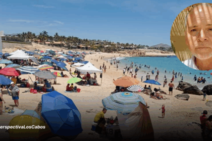 Playa llena de vacacionistas