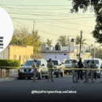 Autoridades en zona acordonada en Constitución por el asesinato de una mujer con logo de la PGJE sobrepuesto