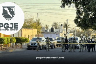 Autoridades en zona acordonada en Constitución por el asesinato de una mujer con logo de la PGJE sobrepuesto
