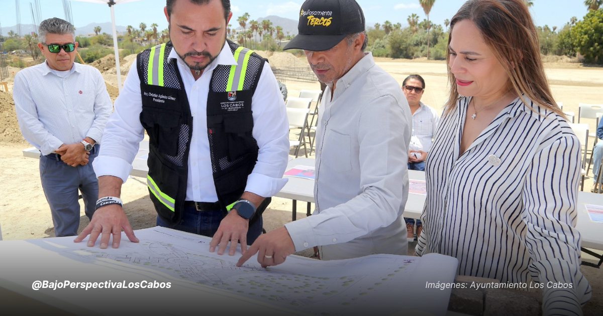 Autoridades revisando construcción CRIT