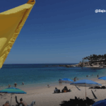 Bandera amarilla en playa