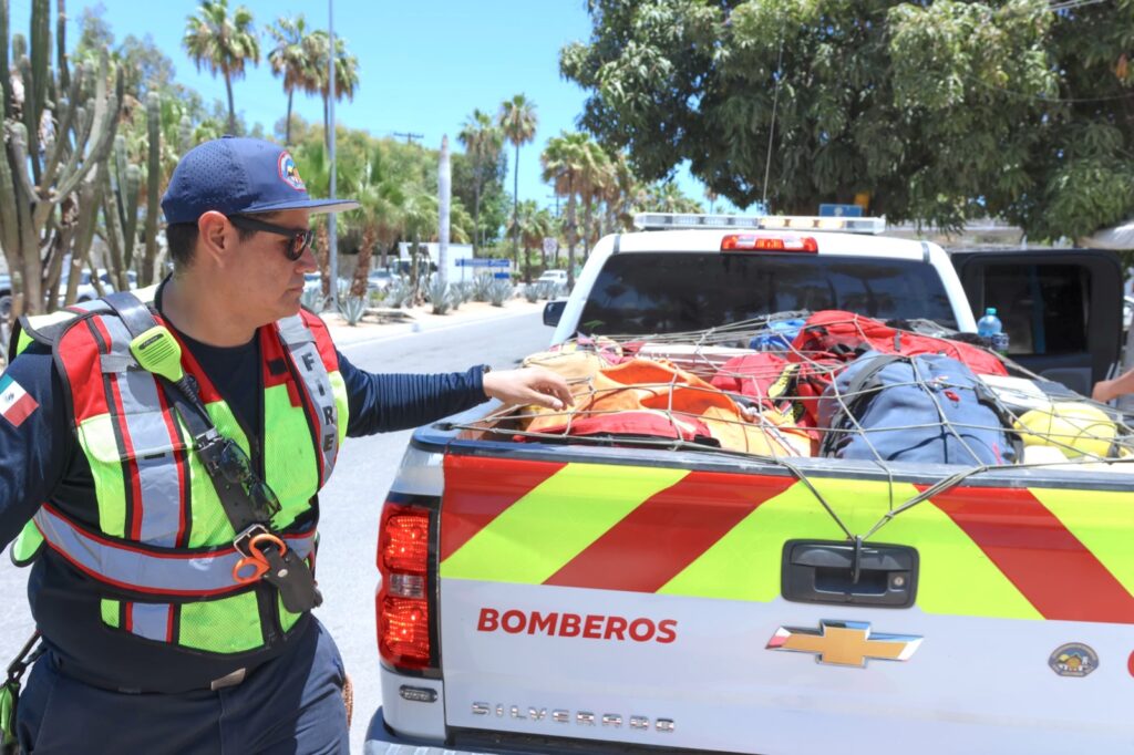 Bombero cargando equipo para extinguir fuego