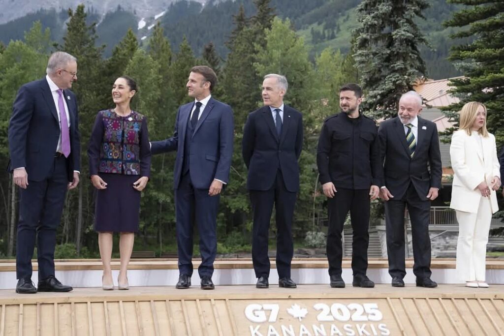 Claudia y asistentes del G7