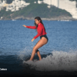Coral Bonilla en el mar sobre tabla de surf