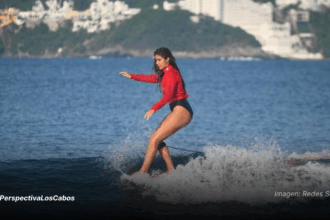 Coral Bonilla en el mar sobre tabla de surf