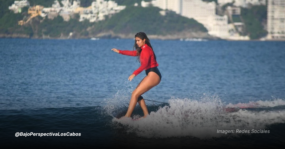 Coral Bonilla en el mar sobre tabla de surf