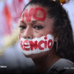 Mujer con la frase no silencio pintada en la cara a modo de protesta