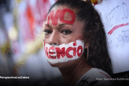 Mujer con la frase no silencio pintada en la cara a modo de protesta