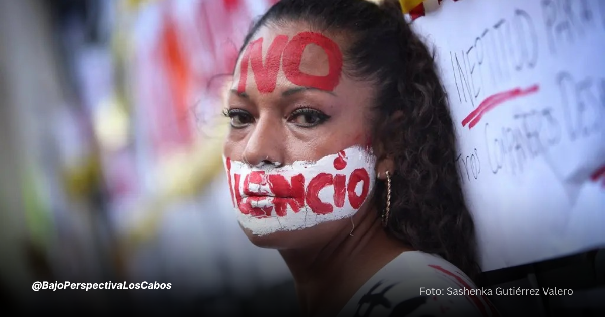 Mujer con la frase no silencio pintada en la cara a modo de protesta