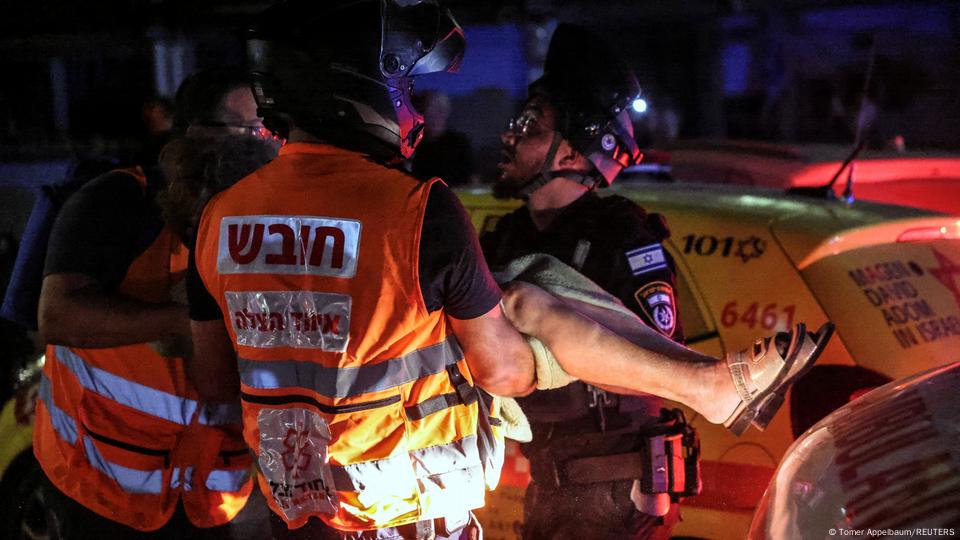 Rescatistas evacuando a herido tras ataque Iraní a Israel ...