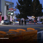 Agentes resguardando vehículo que atropellara a una multitud en Los Ángeles