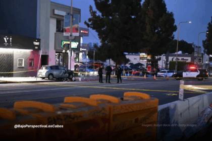 Agentes resguardando vehículo que atropellara a una multitud en Los Ángeles
