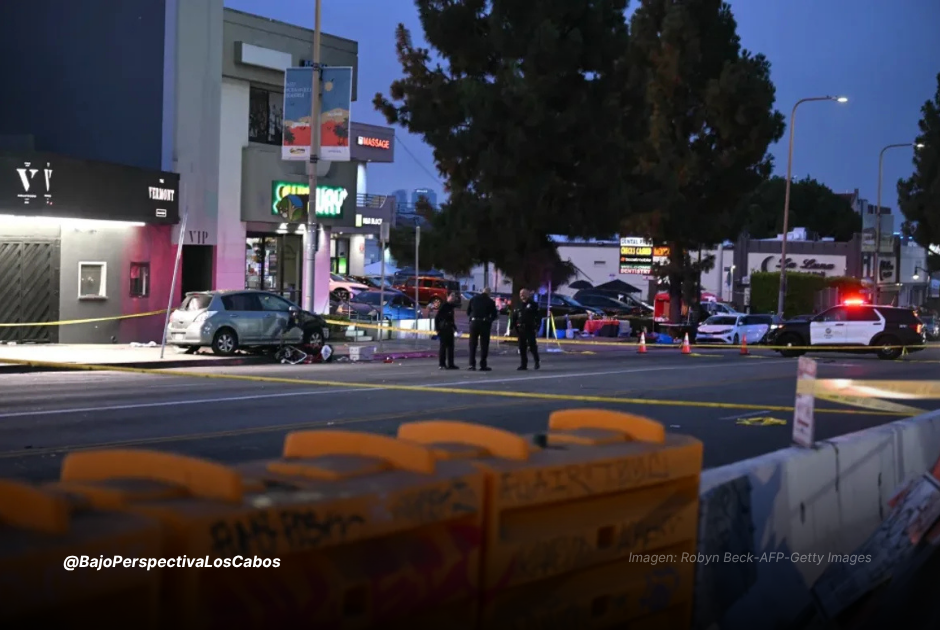 Agentes resguardando vehículo que atropellara a una multitud en Los Ángeles
