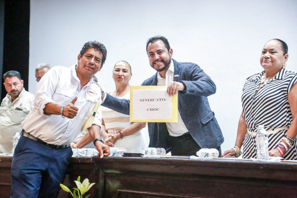 Alcalde entregando paquete de credenciales a ambulantes