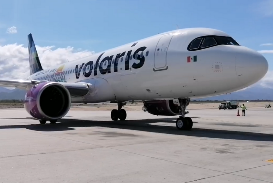 Avión de Volaris en pista