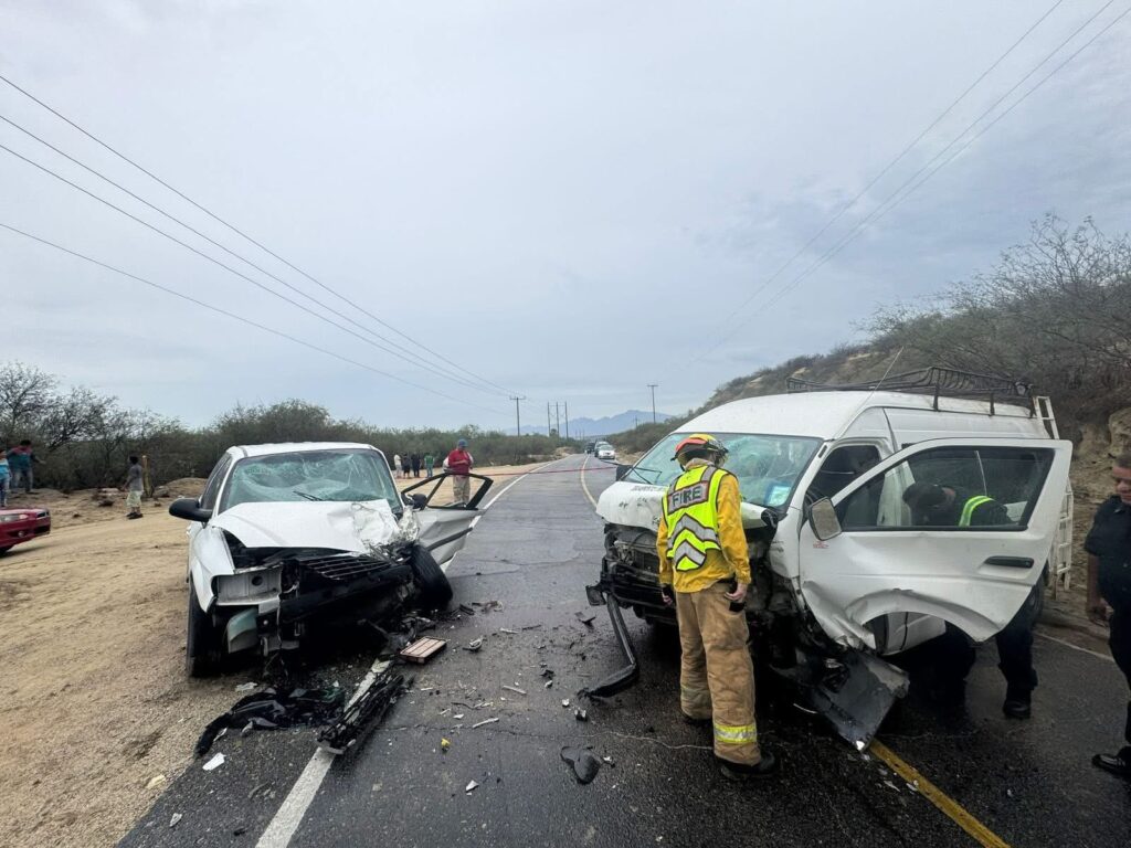 Bomberos atendiendo choque entre dos camionetas