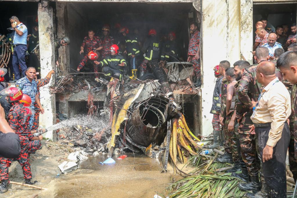 Bomberos atendiendo el accidente en Bangladesh