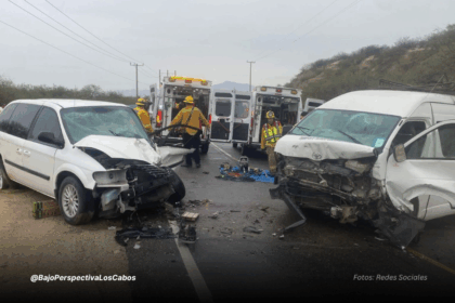 Camionetas dañadas tras choque frontal