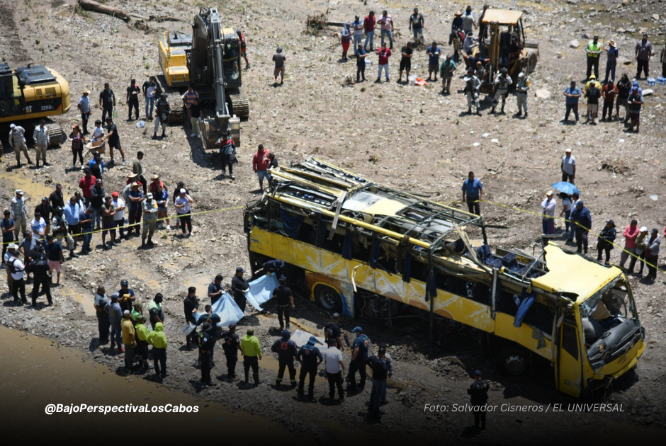 Camión destrozado tras rescate en el río