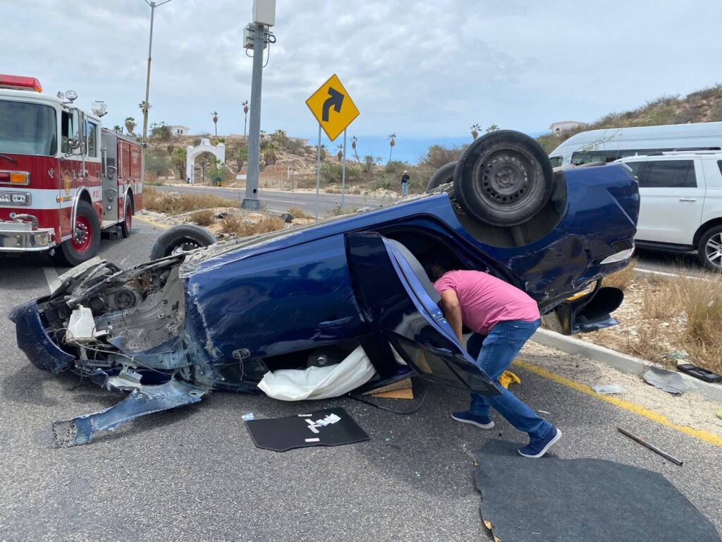 Carro volcado en la Transpeninsular