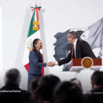 Claudia Sheimbaum y el director gral de Bimbo estrechando manos