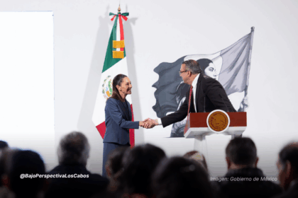 Claudia Sheimbaum y el director gral de Bimbo estrechando manos