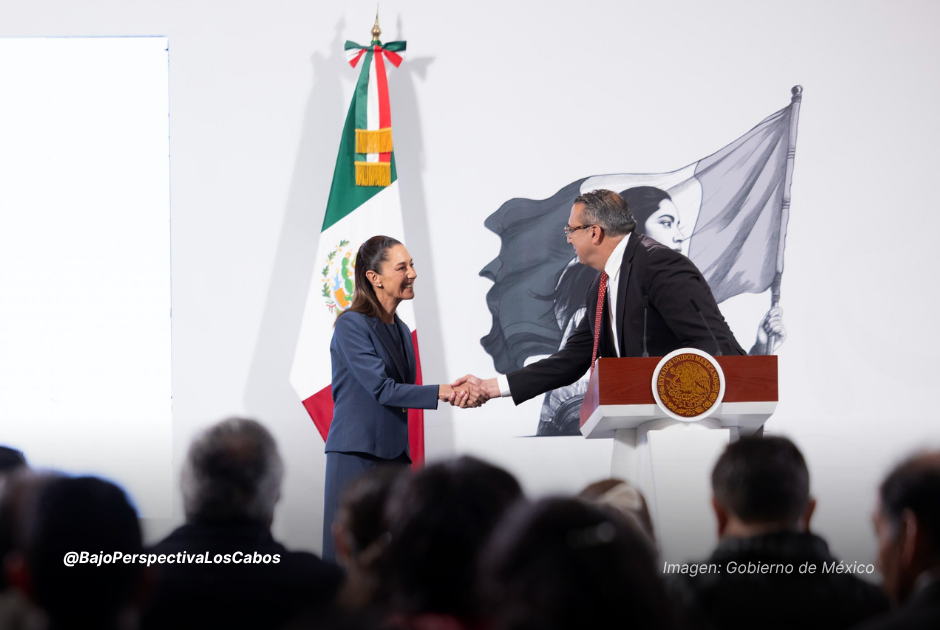 Claudia Sheimbaum y el director gral de Bimbo estrechando manos