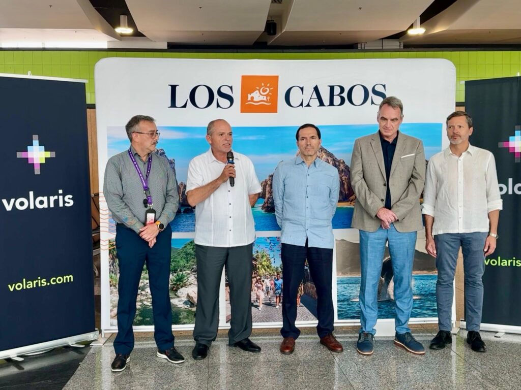 Funcionarios anunciando nueva linea aérea