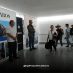Funcionarios recibiendo a pasajeros que llegan a Los Cabos desde Ontario