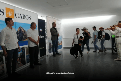 Funcionarios recibiendo a pasajeros que llegan a Los Cabos desde Ontario