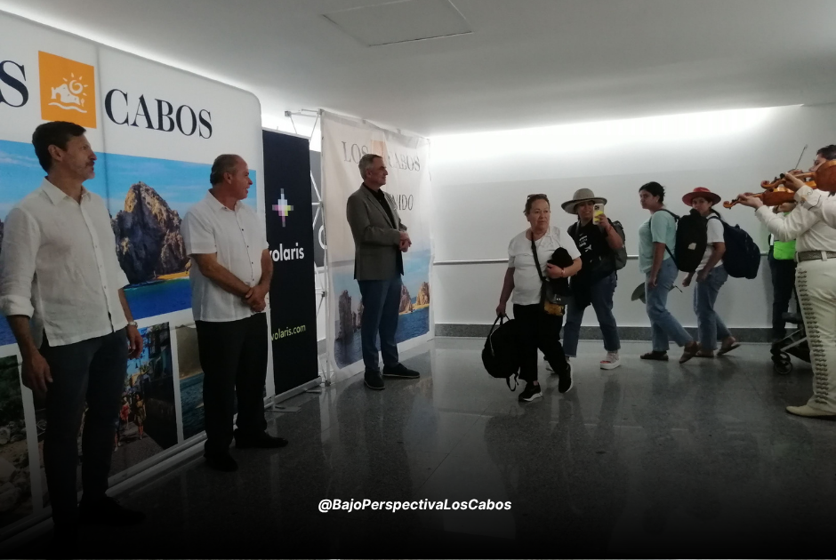 Funcionarios recibiendo a pasajeros que llegan a Los Cabos desde Ontario