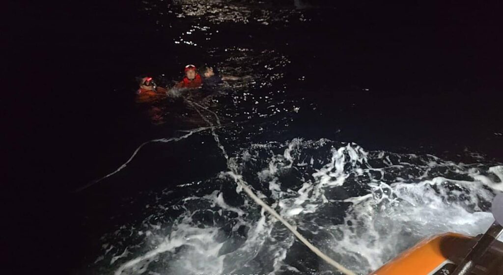 Marina rescatando tripulantes del mar