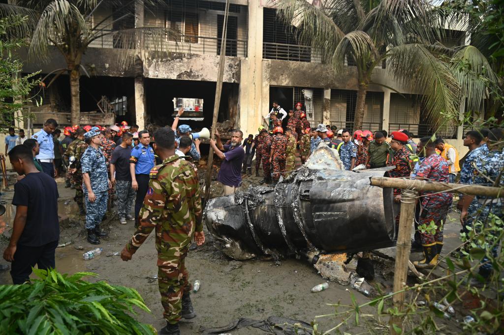 Militares atendiendo accidente aéreo en bangladesh