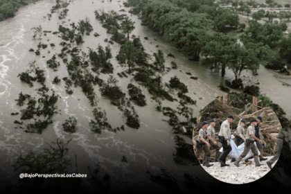 Oficiales cargando cuerpo tras inundaciones en Texas