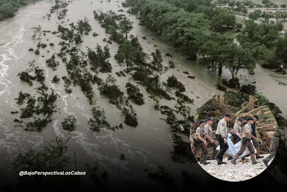 Oficiales cargando cuerpo tras inundaciones en Texas