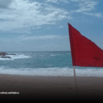 Playa Las Viudas con bandera roja